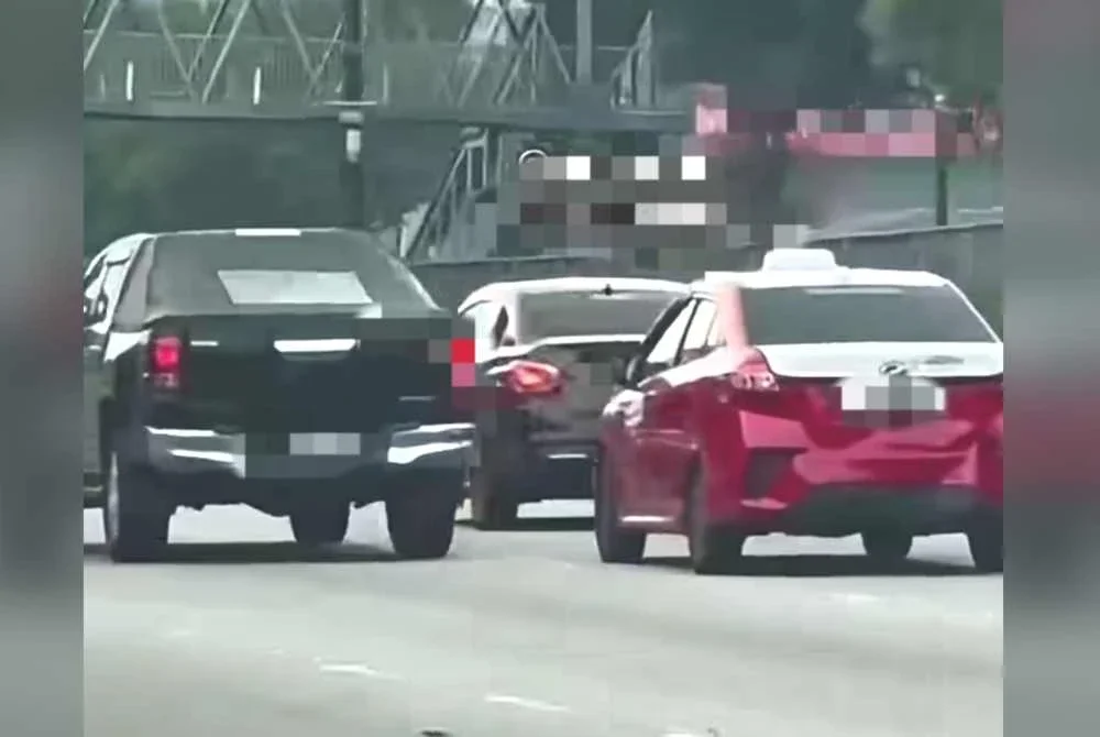 Kejadian membabitkan sebuah Proton Persona dan teksi jenis Perodua Bezza berlaku kira-kira jam 4.30 petang, Ahad.