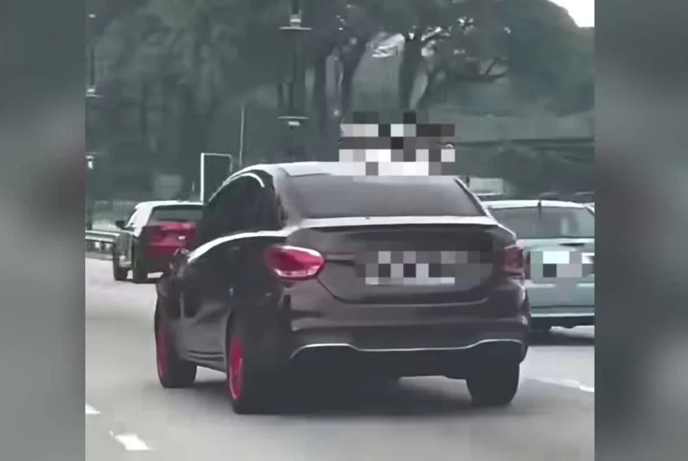 Tangkap layar video tular memaparkan Proton Persona didakwa cuba melarikan diri selepas melanggar bahagian belakang teksi.