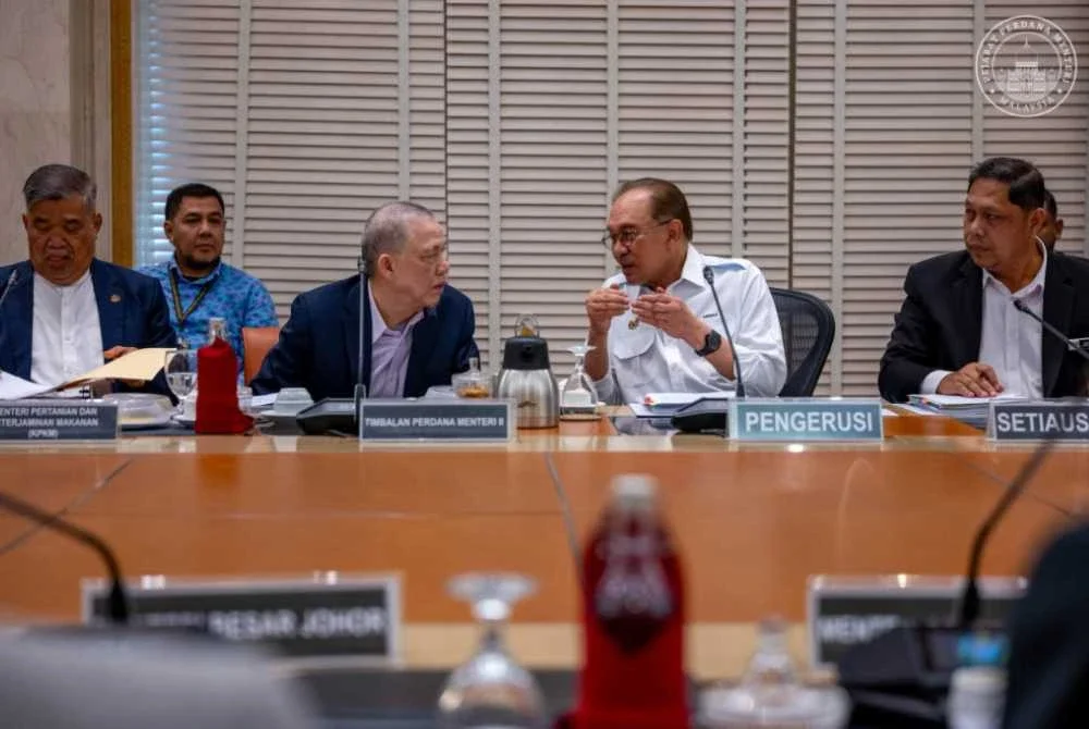 Anwar mempengerusikan Mesyuarat Majlis Pengurusan Bencana Negara pada Isnin. Foto Facebook Anwar Ibrahim