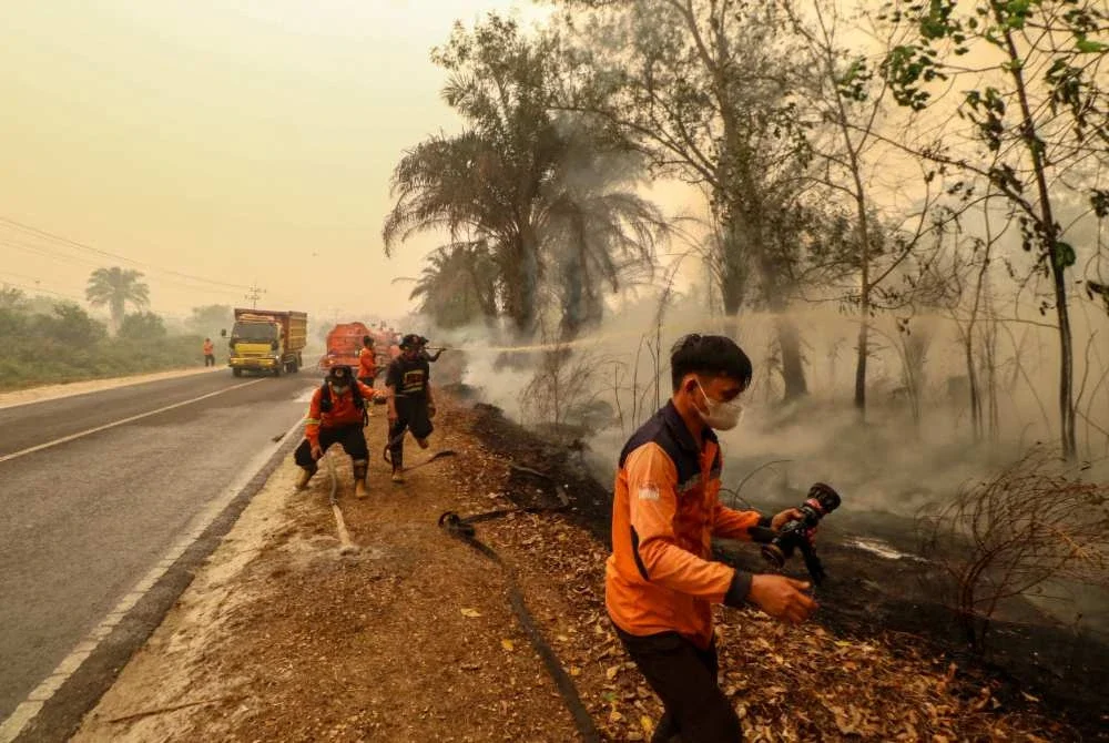 Penyiasat sedang mengumpul bukti dan dijangka menamakan suspek tidak lama lagi, termasuk pemilik syarikat dan pemegang saham yang boleh dipertanggungjawabkan atas kebakaran hutan di Indonesia. Foto AFP