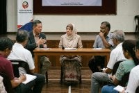 Politik matang memerlukan kritikan yang tegas, tetapi berasaskan fakta dan kepentingan awam. Foto hiasan janaan AI