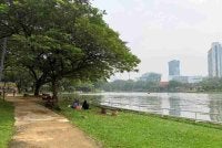 Pemandangan di Taman Tasik Shah Alam pada Ahad yang masih dikunjungi orang awam.