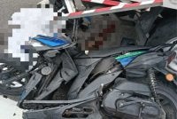 Keadaan motosikal mangsa selepas terlibat dalam kemalangan maut melibatkan lori di Lebuhraya Kuala Lumpur-Seremban pada Ahad. 