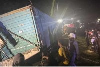 MPV dinaiki dua beranak dihempap kontena dalam kejadian di kawasan Jalan Sepanggar pada petang Ahad.