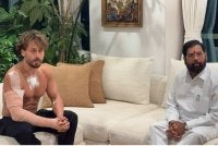 Shinde (kanan) melawat Tiger Shroff susulan insiden tembakan ke arah kereta yang mencederakan pemandunya. Foto ANI