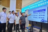 Darwis (kanan) pada majlis pengumuman struktur tambang ECRL menjelang operasi komersial perkhidmatan itu yang disasarkan bermula pada pertengahan Disember 2026. Foto : Sinar Harian / Asril Aswandi Mohd Syukur.