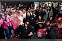 Para peminat merakam gambar kenangan bersama Drama Band serta Asfan Shah & Manusia sempena sidang media konsert di Kuala Lumpur.
