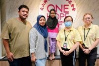 Nur Anis (tengah) bersama ibu bapanya serta kakitangan One Hope Charity & Welfare.