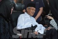 Tun Dr Mahathir Mohamad mengalirkan air mata ketika istiadat pengebumian Tun Dr Hasmah. Foto: ROSLI TALIB 