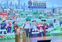 Anwar menyampaikan ucapan pada Majlis Perhimpunan Warga Kementerian Kewangan pada Isnin. Foto Bernama