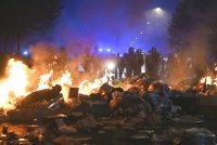 Perusuh membakar harta benda awam berhampiran Place de la Republique di tengah Paris selepas protes kembali tercetus pada Ahad. Foto AFP