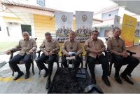 Saarani (tengah) ketika sidang media selepas menghadiri Program Mesra Hari Bertemu Pelanggan Kerajaan Negeri Perak Siri Ketujuh Tahun 2026 di Dewan Seri Tanjong, Majlis Daerah Tanjung Malim pada Isnin.