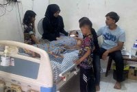 Siti Aliyaa Hani perlu menjaga suaminya yang memerlukan susu khas setiap tiga jam serta bantuan untuk membuang kahak dengan kerap.