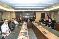 Delegasi SPRM (kanan) mengadakan kunjungan hormat ke Markas ATM di Kuala Lumpur pada Isnin. Foto: ATM
