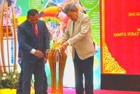 Sultan Sharafuddin (kanan) diiringi Amirudin melakukan simbolik Pelancaran Buku Menjulang Takhta: 25 Tahun Pemerintahan Sultan Selangor, Sampul Surat Hari Pertama dan Setem serta Pelancaran Syiling Khas sempena Jubli Perak pemerintahan baginda di Perpustakaan Raja Tun Uda, Shah Alam pada Isnin.