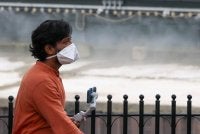 Pengunjung memakai pelitup muka ketika berada di kawasan tumpuan pelancong di ibu negara berikutan keadaan jerebu. Foto Bernama