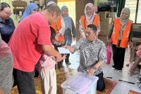 Che Samsuzuki mengadakan kunjungan ke rumah keluarga Allahyarham Norhazwani di Kampung Telaga Lanas, dekat Pengkalan Kubor pada Isnin. Foto FB JKM Kelantan