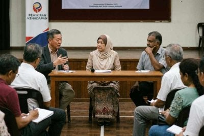 Politik matang memerlukan kritikan yang tegas, tetapi berasaskan fakta dan kepentingan awam. Foto hiasan janaan AI