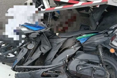 Keadaan motosikal mangsa selepas terlibat dalam kemalangan maut melibatkan lori di Lebuhraya Kuala Lumpur-Seremban pada Ahad. 