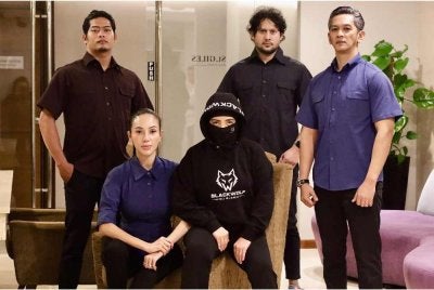 Kemeja taktikal Blackwolf yang menggunakan fabrik poliester serta direka untuk kegunaan dalam cuaca tropika.