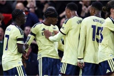 Madueke (dua, kiri) menjadi wira Arsenal selepas meledak gol kemenangan pada seapruh masa kedua. FOTO: AFP