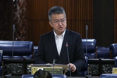 Chin Tong ketika pada sesi soal jawab lisan di Dewan Rakyat. Foto Bernama
