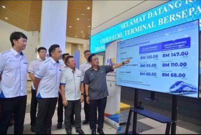 Darwis (kanan) pada majlis pengumuman struktur tambang ECRL menjelang operasi komersial perkhidmatan itu yang disasarkan bermula pada pertengahan Disember 2026. Foto : Sinar Harian / Asril Aswandi Mohd Syukur.