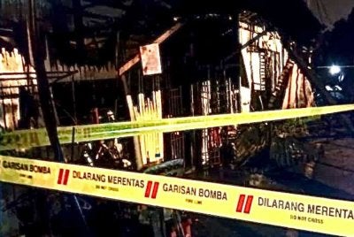 Empat buah kediaman milik empat sekeluarga musnah dalam kebakaran di Kepala Batas pada malam Ahad.