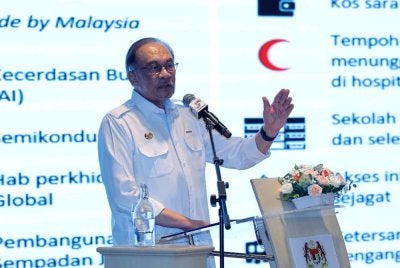 Anwar menyampaikan ucapan pada Majlis Perhimpunan Warga Kementerian Kewangan pada Isnin. Foto Bernama