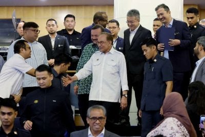 Anwar hadir ke Majlis Perhimpunan Warga Kementerian Kewangan. Foto Bernama