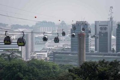 Kawasan sekitar Pulau Sentosa di Singapura masih diselubungi jerebu toksik pada Ahad. - Foto AFP
