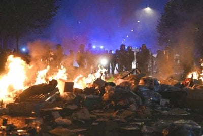 Perusuh membakar harta benda awam berhampiran Place de la Republique di tengah Paris selepas protes kembali tercetus pada Ahad. Foto AFP