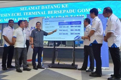 Darwis (empat dari kiri) pada sidang media pengumuman kadar tambang ECRL di Terminal Bersepadu Gombak pada Isnin. 