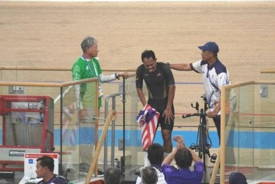 Zuhairie yang bertanding dalam kategori C5 mempamerkan kayuhan bertenaga untuk mencatatkan masa terpantas 1 minit 05.361 saat, sekali gus mengesahkan kedudukan di podium tertinggi. Foto FB Taufiq Johari