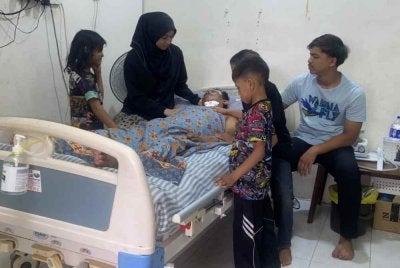 Siti Aliyaa Hani perlu menjaga suaminya yang memerlukan susu khas setiap tiga jam serta bantuan untuk membuang kahak dengan kerap.