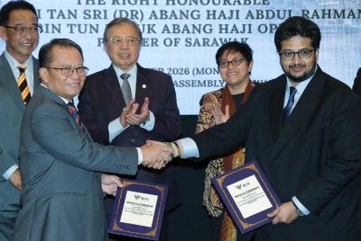 Abang Johari (tengah) dan Azalina (dua, kanan) menyaksikan majlis pemeteraian perjanjian antara kerajaan negeri Sarawak dan AIAC pada Isnin. Foto Bernama