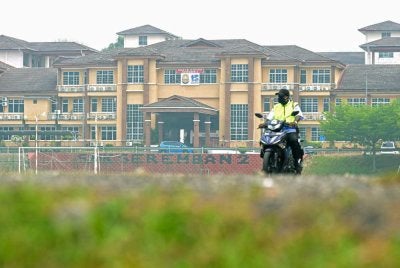 Semua sekolah di Melaka, Selangor dan Negeri Sembilan serta di Kuantan, Rompin dan Bentong, Pahang beroperasi seperti biasa esok. Gambar hiasan