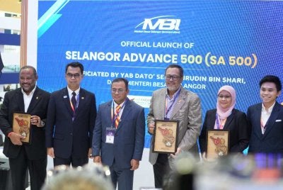 Amirudin (tiga dari kiri) bersama rakan strategik Selangor Advance termasuk Ketua Pegawai Eksekutif Kumpulan MBI Selangor, Datuk Saipolyazan M Yusop (dua dari kiri) dan Xing Xian (kanan) ketika majlis pelancaran SA500.