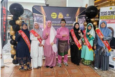 Mohd. Khairul Nizam (tengah) bersama para pelajar cemerlang sempena Sedekad Bersama Dr Roket di Kuala Lumpur.