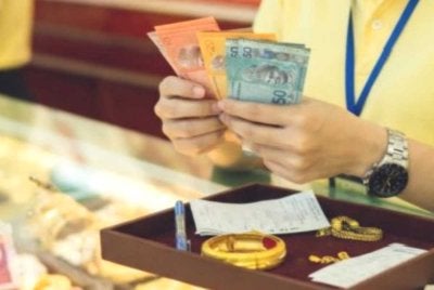 Suspek didakwa melakukan pecah amanah selepas dipercayai mengambil emas dan wang tunai milik syarikat. Gambar hiasan janaan AI