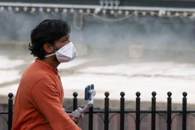 Pengunjung memakai pelitup muka ketika berada di kawasan tumpuan pelancong di ibu negara berikutan keadaan jerebu. Foto Bernama