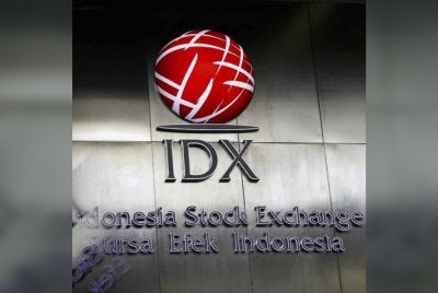 Reuters melaporkan indeks penanda aras saham Indonesia jatuh lebih lima peratus pada Isnin ke paras terendah dalam tempoh enam tahun selepas merosot 11.6 peratus pada Jumaat. - Gambar sumber Internet