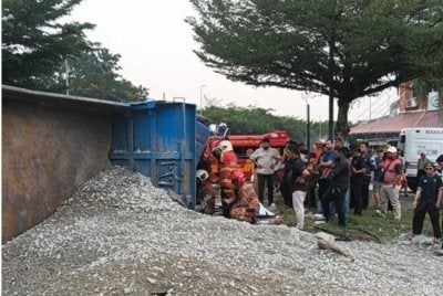 Anggota bomba bertindak segera menyelamatkan pemandu lori dalam kemalangan di Jalan Pulau Lumut di Shah Alam pada Isnin. - FOTO: JBPM Selangor 