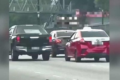 Kejadian membabitkan sebuah Proton Persona dan teksi jenis Perodua Bezza berlaku kira-kira jam 4.30 petang, Ahad.