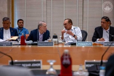 Anwar mempengerusikan Mesyuarat Majlis Pengurusan Bencana Negara pada Isnin. Foto Facebook Anwar Ibrahim