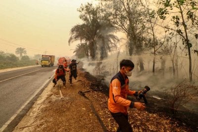 Penyiasat sedang mengumpul bukti dan dijangka menamakan suspek tidak lama lagi, termasuk pemilik syarikat dan pemegang saham yang boleh dipertanggungjawabkan atas kebakaran hutan di Indonesia. Foto AFP