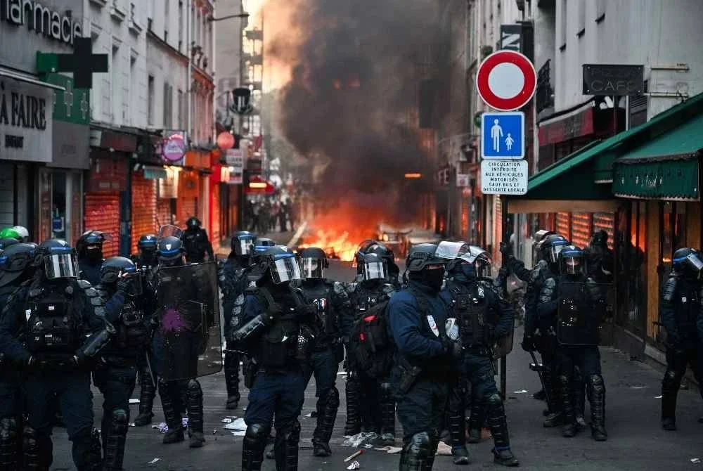 Protes membantah peningkatan kos sara hidup yang tercetus di Perancis turut merebak ke beberapa negara Eropah lain, termasuk Belgium, Portugal, Itali dan Albania. - FOTO: AFP