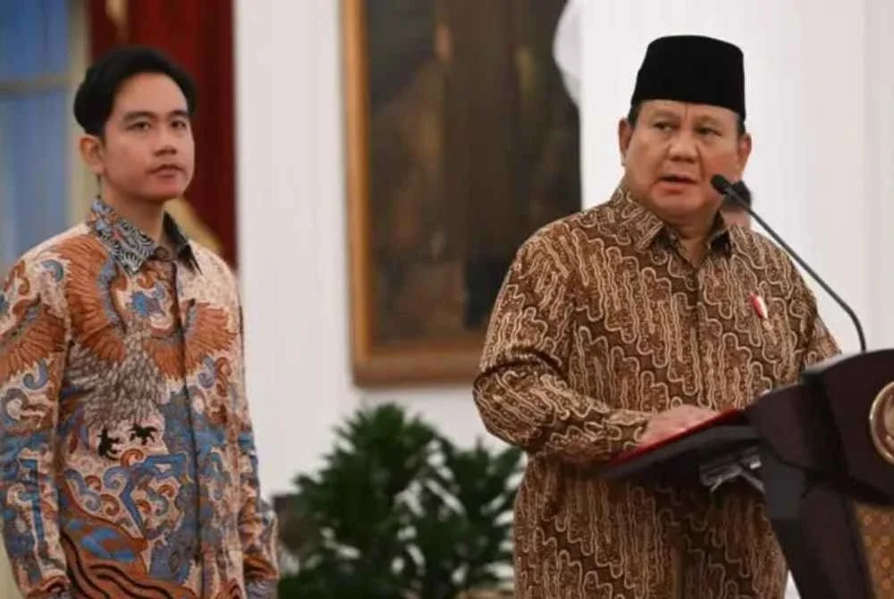 Mahkamah Konstitusi dilaporkan tidak menemui dokumen kelayakan pendidikan luar negara Gibran (kanan) yang setaraf sekolah menengah atas. - FOTO: Agensi
