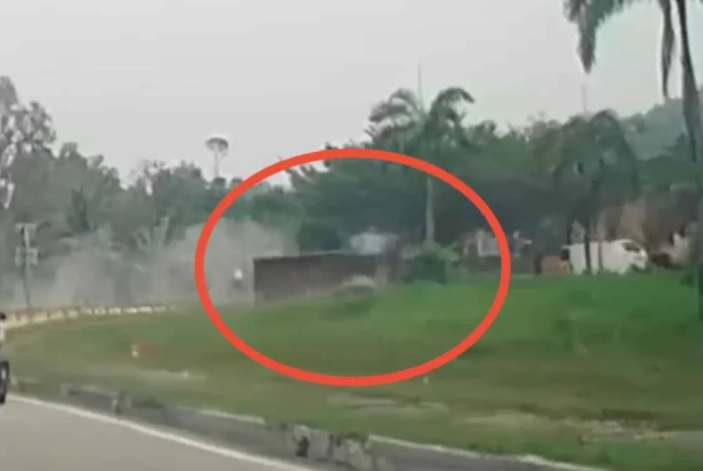 Tangkap layar rakaman video sebuah lori yang terbabas dan terbalik di susur Alam Budiman, Persiaran Mokhtar Dahari, Shah Alam pada Isnin