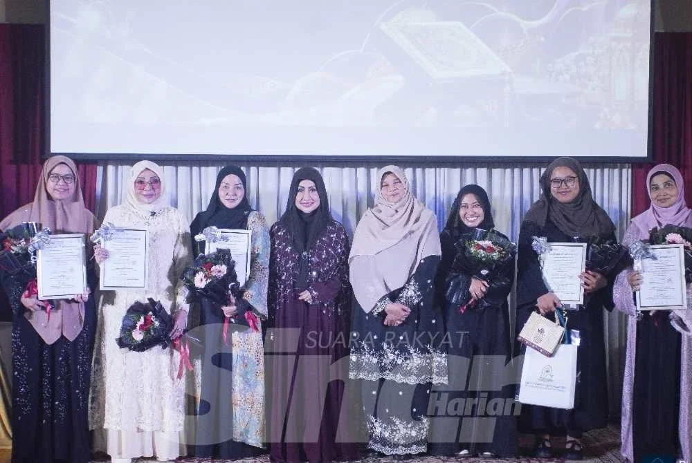 Siti Sarah (dua kanan) mewakili allahyarham menerima anugerah berkenaan bergambar bersama penerima anugerah lain, tetamu kehormat Hamidah (lima kanan), Rahmah (empat kanan) dan Rozzana (dua kiri). FOTO: ROSLI TALIB